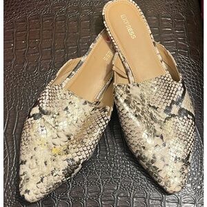 Express Women's Gold and Cream Snakeskin Mules